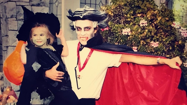 Larry Birkhead tiene in braccio Dannielynn ad Halloween