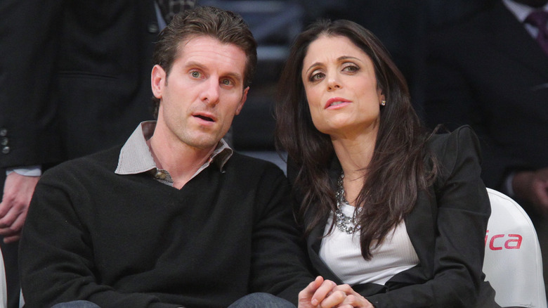 Bethenny Frankel e Jason Hoppy seduti