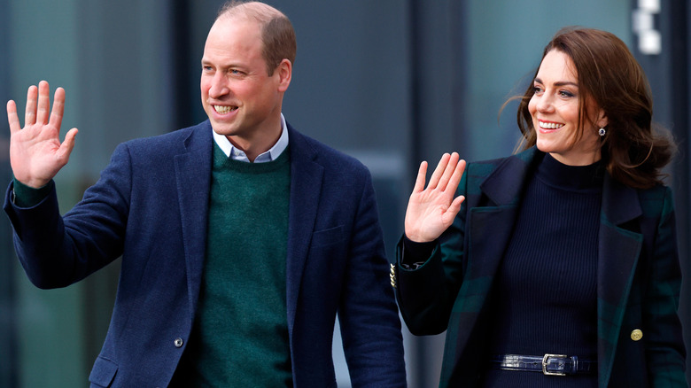 Il principe William e Kate Middleton salutano