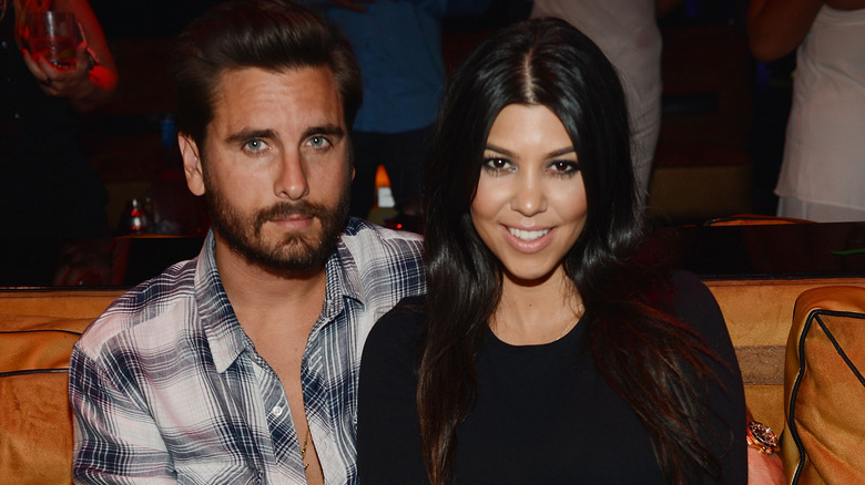 Scott Disick seduto con Kourtney Kardashian sorridente