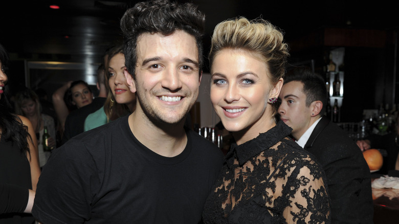 Mark Ballas indossa una maglietta nera con Julianne Hough che indossa un abito di pizzo nero