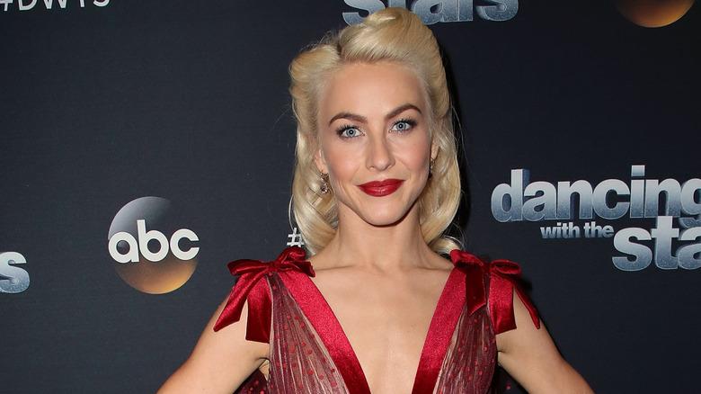 Julianne Hough indossa un abito con maniche a nastro rosso