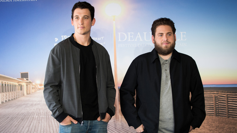 Miles Teller e Jonah Hill sorridono