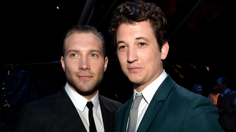 Jai Courtney e Miles Teller sorridono