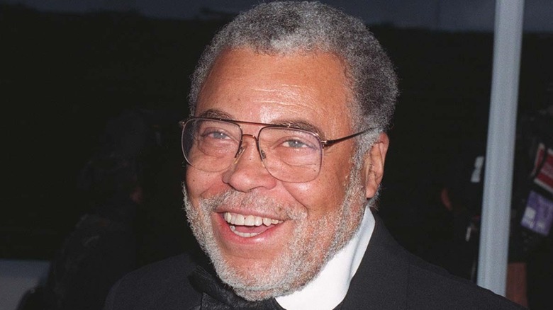 James Earl Jones sorride