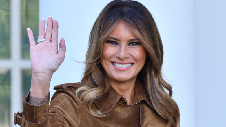 Melania Trump saluta