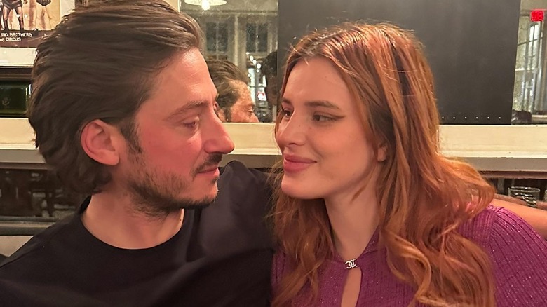 Mark Emms e Bella Thorne si guardano negli occhi