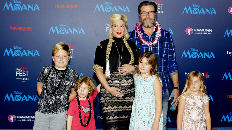 Tori Spelling incinta con la sua famiglia