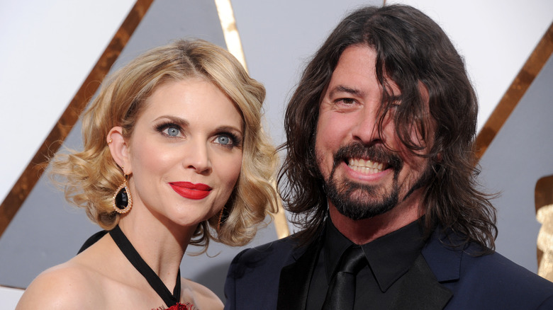 Jordyn Blum e Dave Grohl sorridono