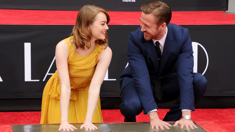 Ryan Gosling ed Emma Stone si stringono la mano