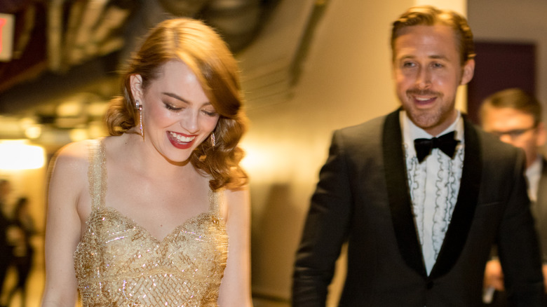 Ryan Gosling ed Emma Stone sorridono