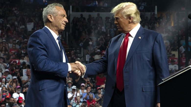 Robert F. Kennedy Jr. e Donald Trump si stringono la mano