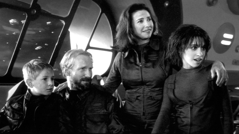 Lacey Chabert e il cast di Lost in Space in una scena del film