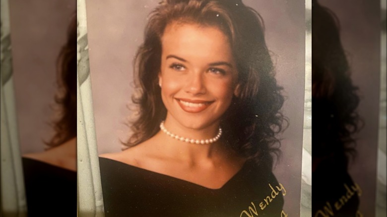 Foto dell'annuario della scuola superiore della sorella di Lacey Chabert, Wendy