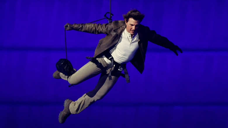 Tom Cruise che penzola nell'aria