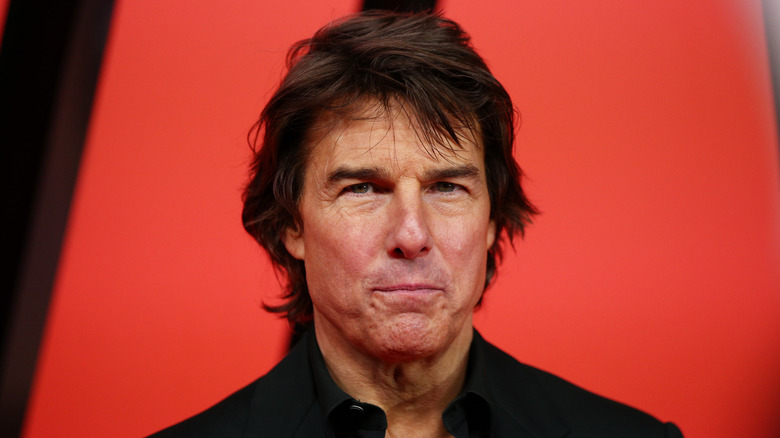 Tom Cruise corrugò le labbra corrucciando la fronte