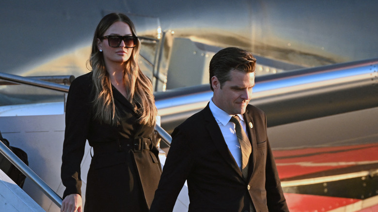 Margo Martin e Matt Gaetz scendono da un aereo