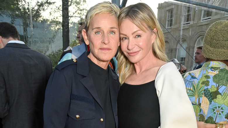 Ellen DeGeneres e Portia de Rossi sorridono