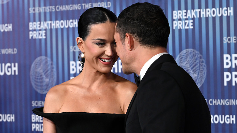 Katy Perry e Orlando Bloom si toccano la fronte