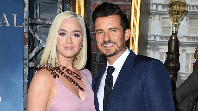 Katy Perry con i capelli biondi, Orlando Bloom con la barba