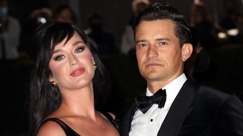 Katy Perry appoggiata a Orlando Bloom