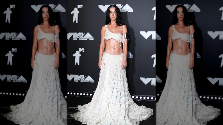 Katy Perry indossa un top bianco a brandelli e una gonna