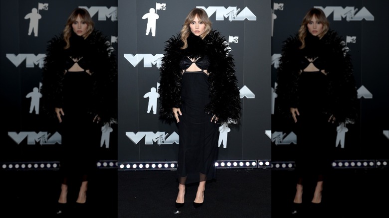 Suki Waterhouse indossa un bolero di piume nere