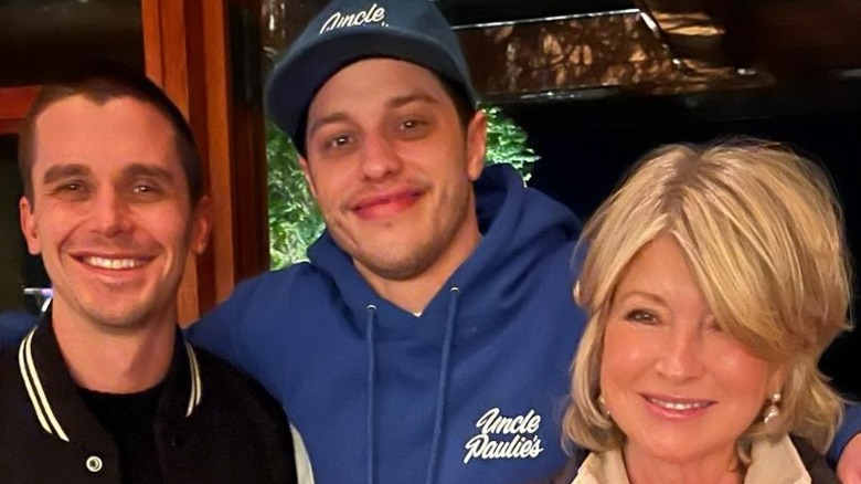 Antoni Porowski, Pete Davidson e Martha Stewart sorridono