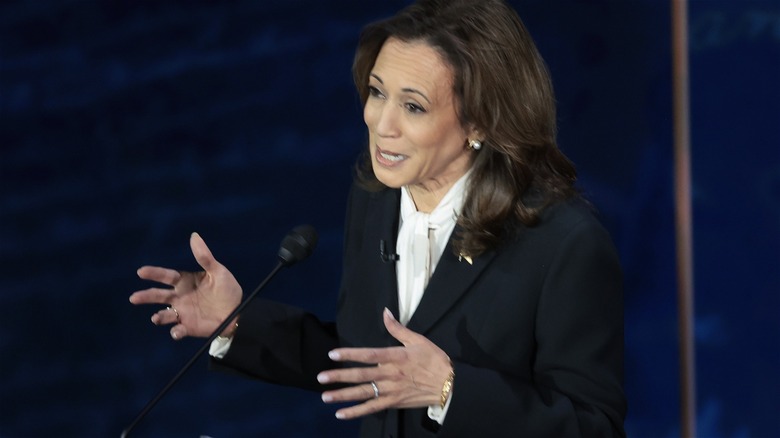 Primo piano dei gioielli di Kamala Harris