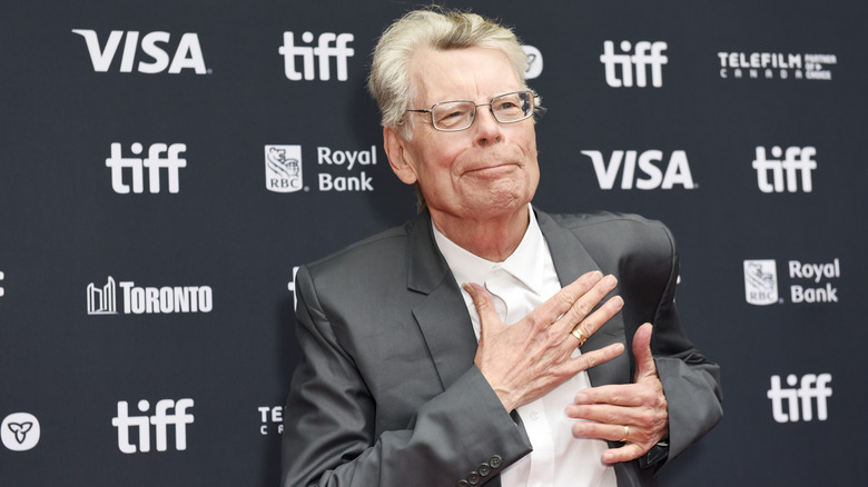 Stephen King con la mano sul petto