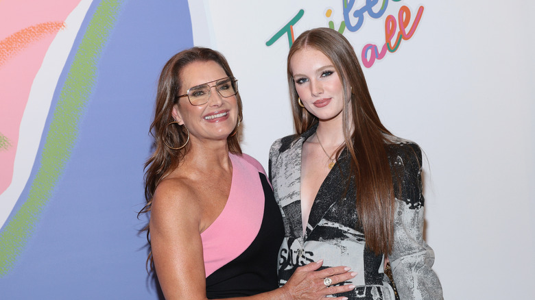 Brooke Shields e Grier Henchy sorridono