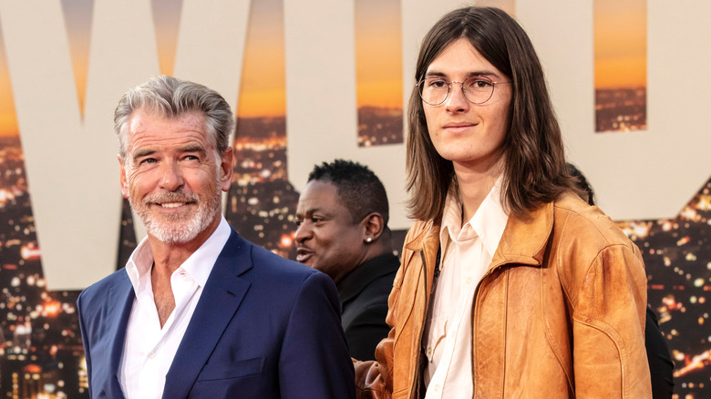 Pierce Brosnan posa con il figlio Dylan