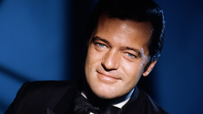 Robert Goulet sorridente in smoking con sfondo blu