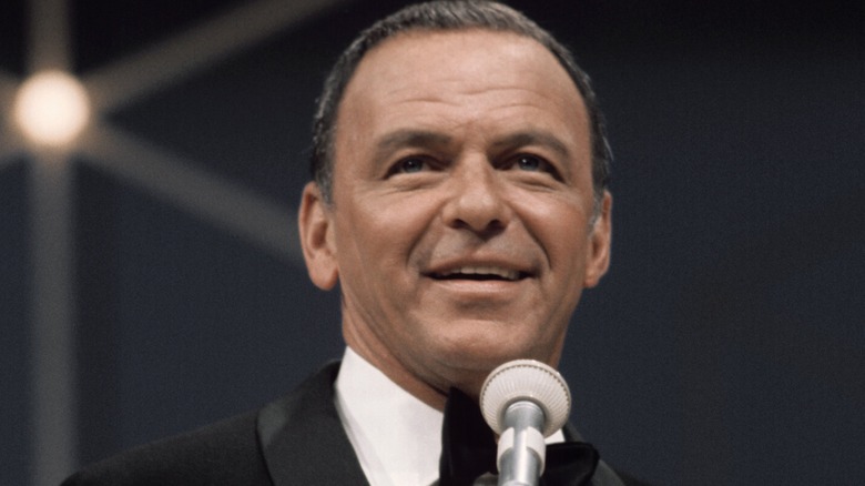 Frank Sinatra sorride in smoking sul palco