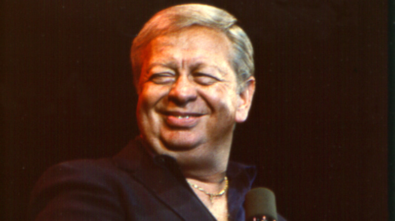 Mel Tormé sorride mentre si esibisce