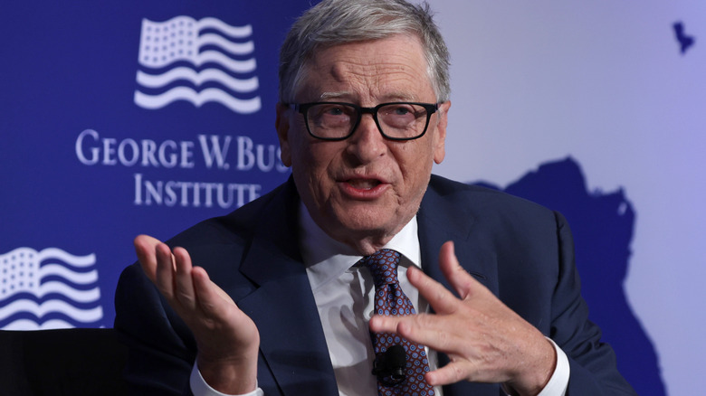 Bill Gates alza le mani