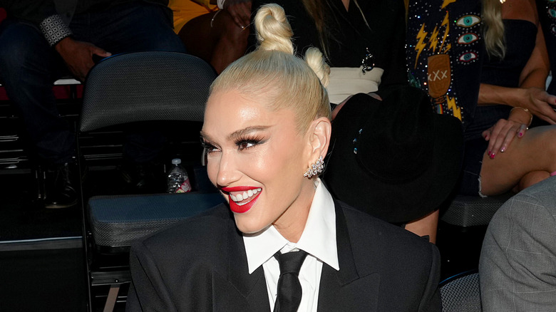 Gwen Stefani raggiante con chignon