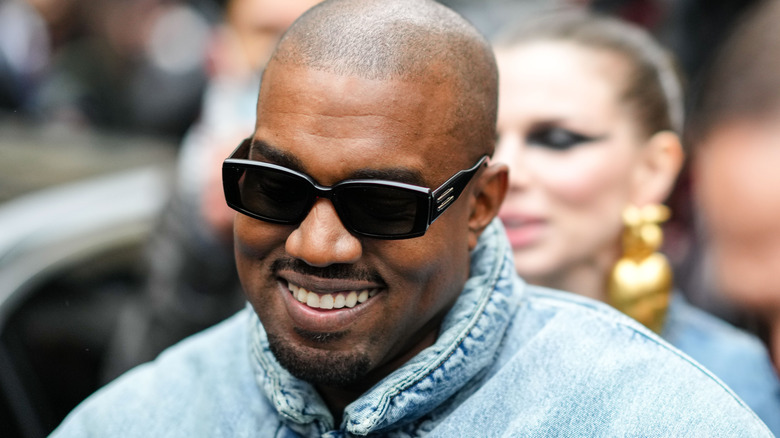 Kanye West sorride con gli occhiali da sole