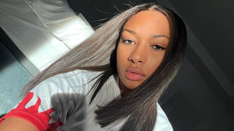 Megan Thee Stallion posa senza trucco