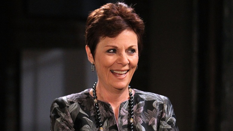 Jane Elliot sorride come Tracy Quartermaine