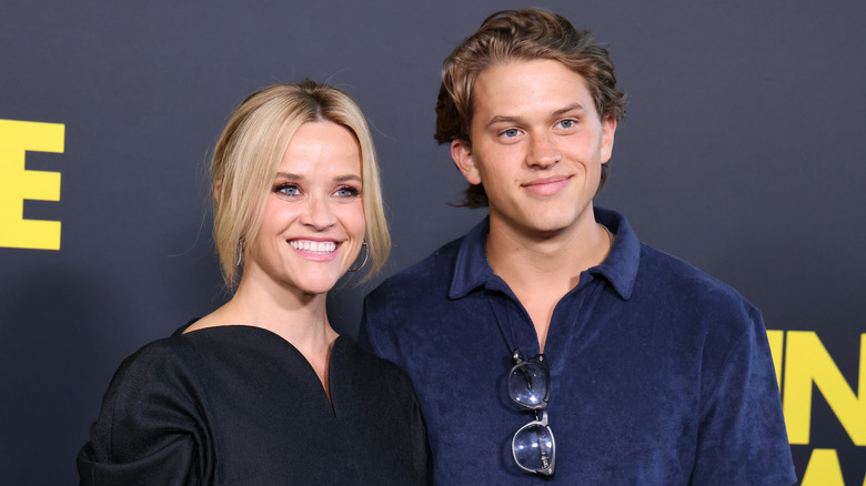 Reese Witherspoon, il diacono Phillippe sorride