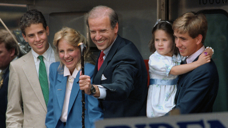 Beau Biden tiene la giovane Ashley accanto a Joe, Jill e Hunter