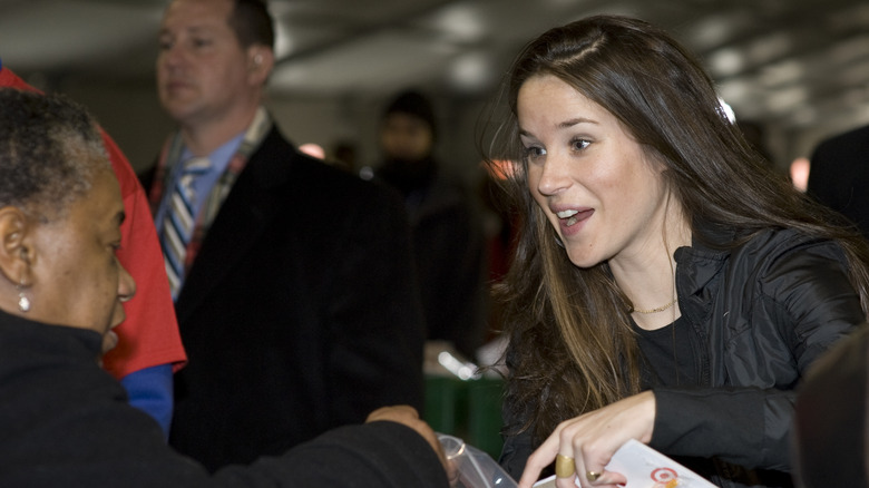 Ashley Biden parla a una donna nel 2009