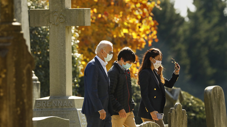 Joe Biden cammina con il nipote e Ashley attraverso il cimitero