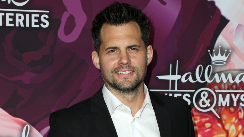 Kristoffer Polaha sorridente