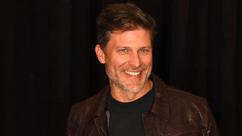 Greg Vaughan sorride