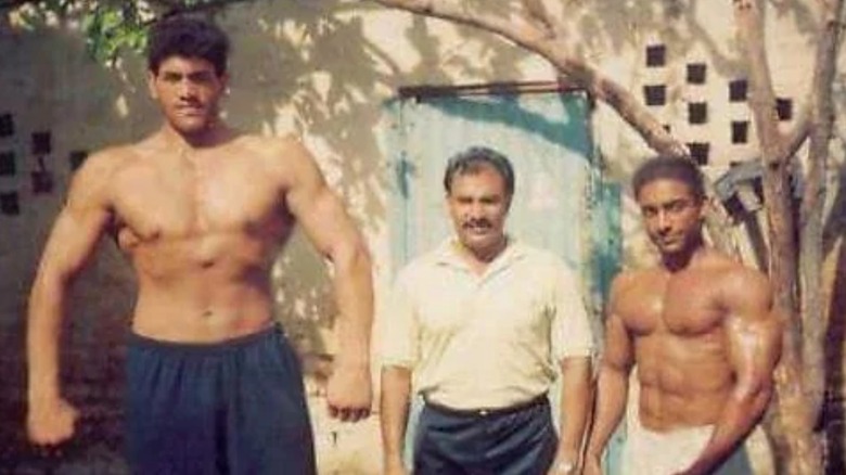 Il Grande Khali mostra i suoi muscoli