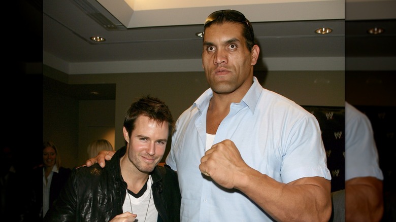 Il Grande Khali posa con Jonathon Pease