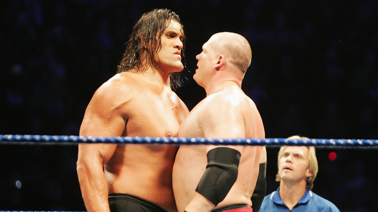 Il Grande Khali e Kane competono tra loro