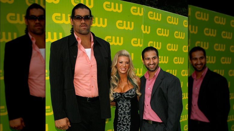 Il Grande Khali posa con Ashley Massaro e Shawn Daivara